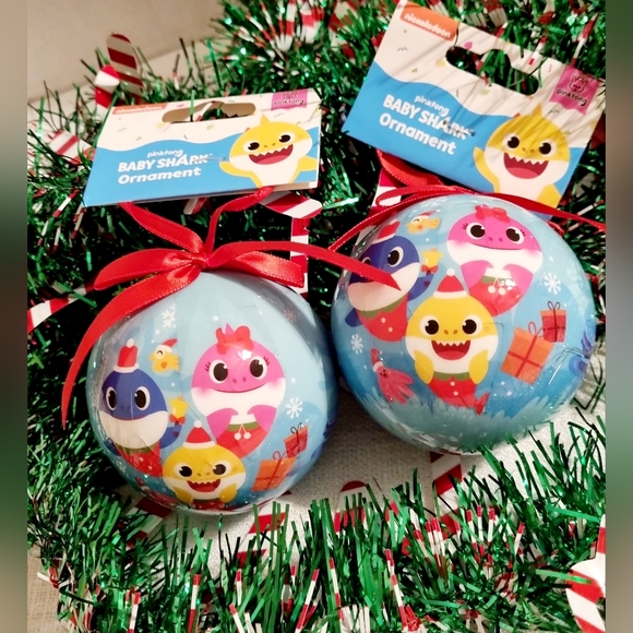 New 2 pc Nickelodeon Baby Shark Mommy Shark & Daddy Shark Christmas Ornament Set - Picture 1 of 5